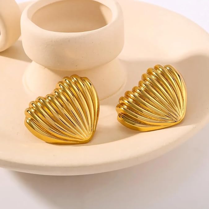 Heart studs earrings